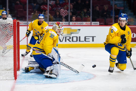 Sveriges målvakt Filip Gustavsson och Kristoffer Gunnarsson