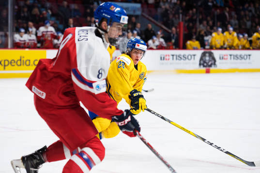 Sveriges Andreas Wingerli jagar pucken