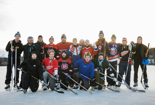 Det spelas ishockey på Gårdtjärnssjön på nyårsafton