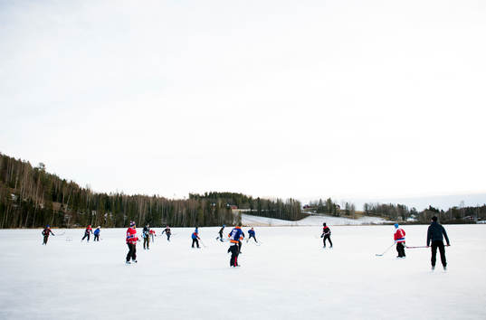 Det spelas ishockey på Gårdtjärnssjön på nyårsafton