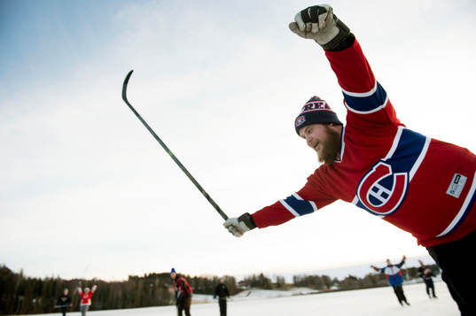 Det spelas ishockey på Gårdtjärnssjön på nyårsafton