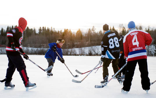 Det spelas ishockey på Gårdtjärnssjön på nyårsafton
