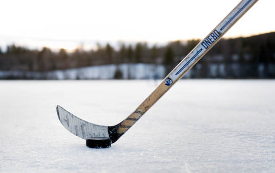 Det spelas ishockey på Gårdtjärnssjön på nyårsafton