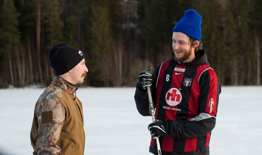 Det spelas ishockey på Gårdtjärnssjön på nyårsafton