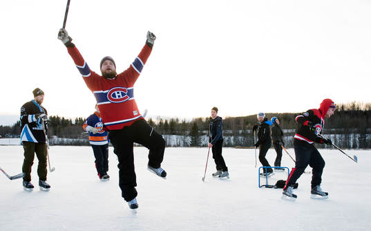 Det spelas ishockey på Gårdtjärnssjön på nyårsafton