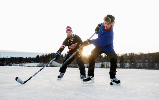 Det spelas ishockey på Gårdtjärnssjön på nyårsafton