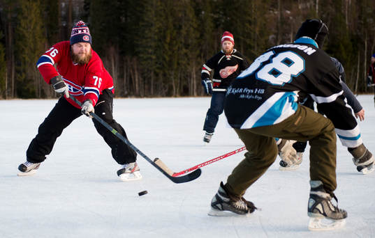 Det spelas ishockey på Gårdtjärnssjön på nyårsafton