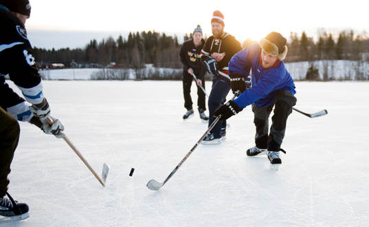 Det spelas ishockey på Gårdtjärnssjön på nyårsafton