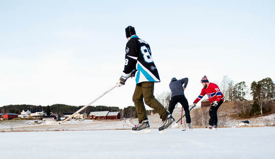 Det spelas ishockey på Gårdtjärnssjön på nyårsafton
