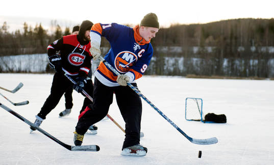 Det spelas ishockey på Gårdtjärnssjön på nyårsafton