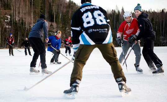 Det spelas ishockey på Gårdtjärnssjön på nyårsafton