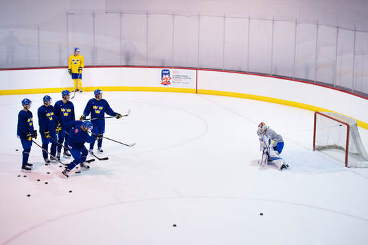 Alexander Nylander skjuter mot målvakt Filip Gustavsson