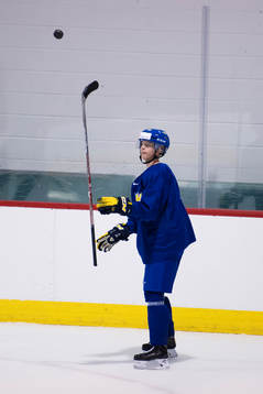 Elias Pettersson på Sveriges ishockeylandslags träning