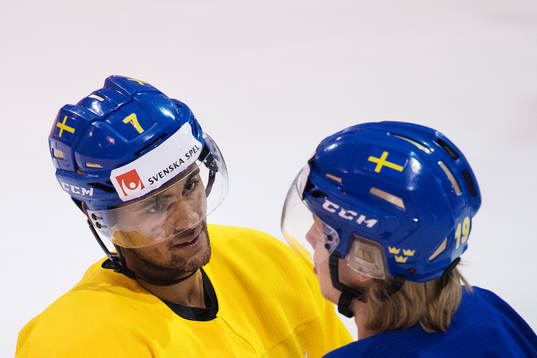 Oliver Kylington pratar med Alexander Nylander på Sveriges