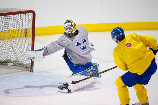 Målvakten Felix Sandström på Sveriges ishockeylandslags