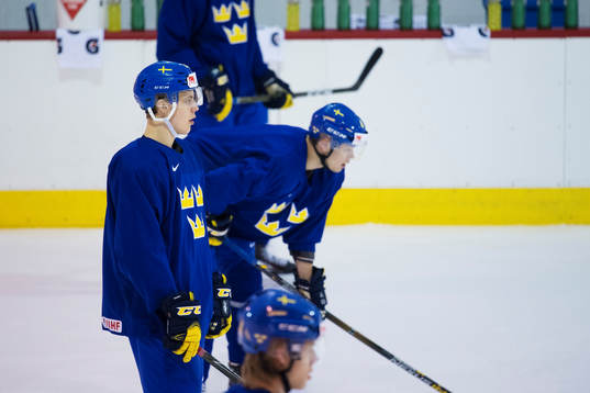 Joel Eriksson Ek på Sveriges ishockeylandslags träning