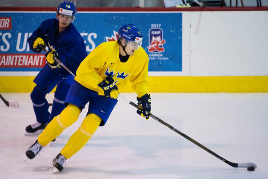 Filip Ahl på Sveriges ishockeylandslags träning