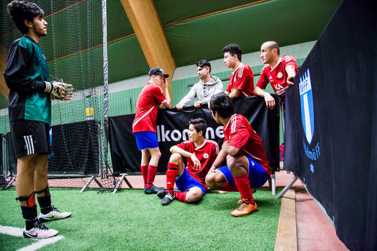Spelare i Vellinge IF vid sidan av plan