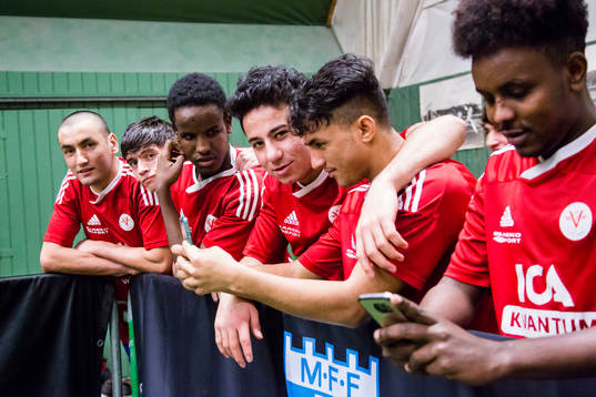 Spelare i Vellinge IF vid sidan av plan