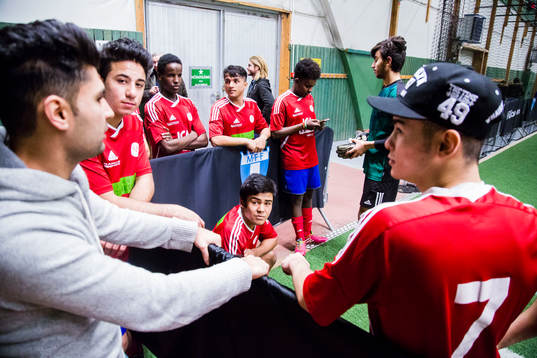 Spelare i Vellinge IF vid sidan av plan