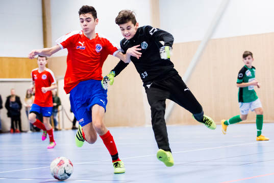 Spelare från Svedala och Husie IF i duell