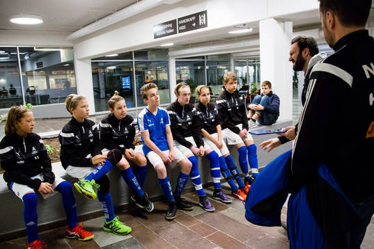 Ungdomsledare pratar med spelare