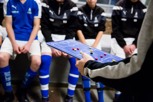 Ungdomsledare visar spelsystem
