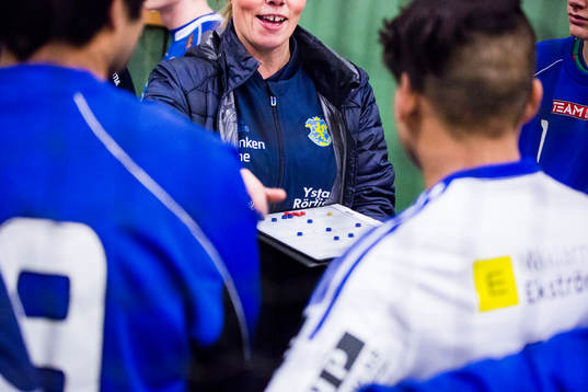 Ungdomsledare i  Ystads IF instruerar spelare