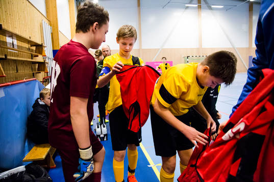 Spelare tar på sig västar