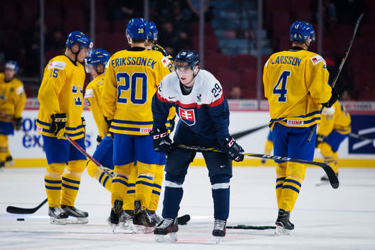 Slovakiens Patrik Osko framför svenska spelare