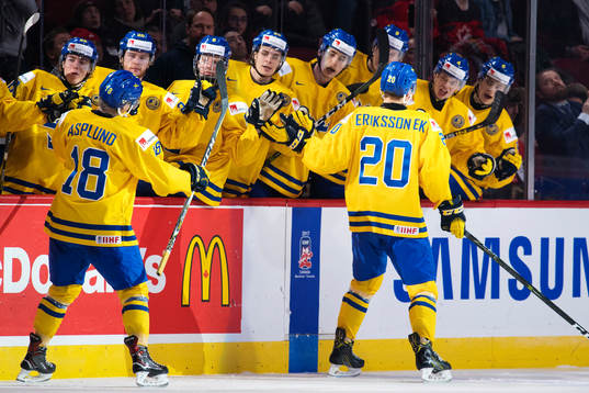 Sveriges Joel Eriksson Ek jublar med lagkamrater