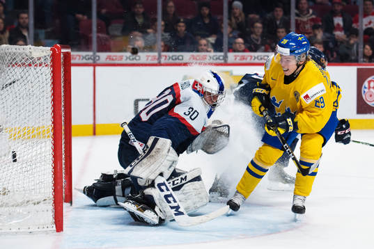 Sveriges Tim Söderlund gör 2-0 bakom Tjeckiens målvakt