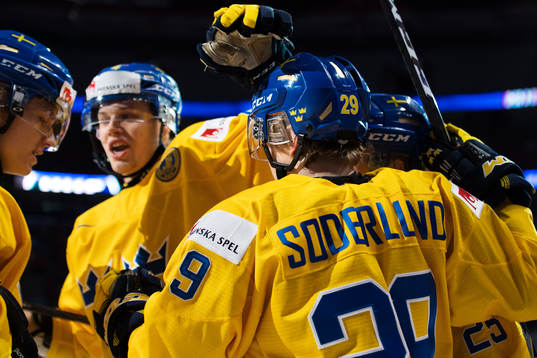 Sveriges Tim Söderlund jublar med lagkamrater