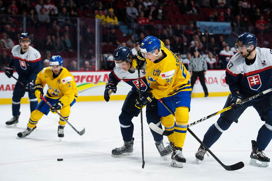Sveriges Oliver Kylington och Joel Eriksson Ek i ett anfall