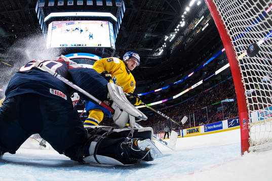 Sveriges Tim Söderlund gör 2-0 bakom Tjeckiens målvakt