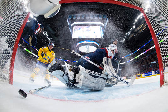 Sveriges Andreas Wingerli reagerar när 2-0-pucken från