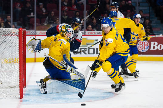 Sveriges målvakt Felix Sandström och Kristoffer Gunnarsson