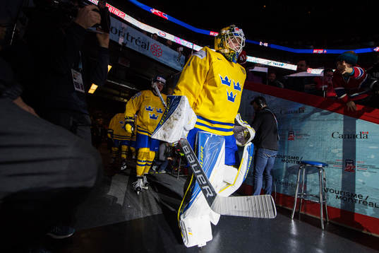 Sveriges Alexander Nylander och målvakt Felix Sandström