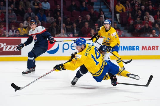 Sveriges Elias Pettersson dras ned av Slovakiens Martin