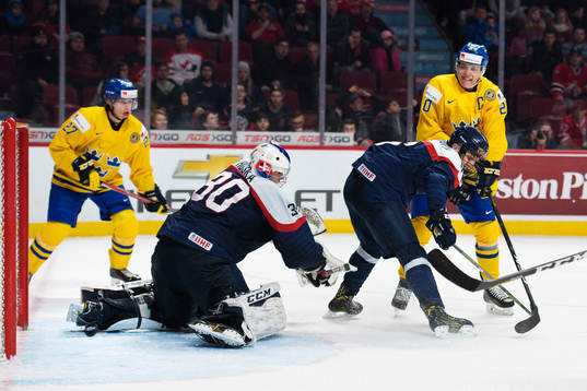 Sveriges Joel Eriksson Ek (t h) skjuter in 8-3 bakom