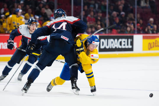 Slovakiens Erik Cernak försöker att tackla Sveriges Elias