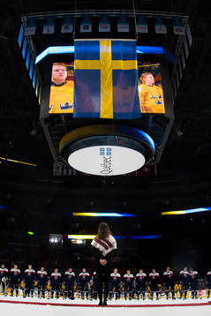 Sveriges flagga hissas