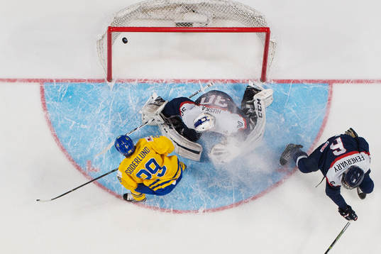 Sveriges Tim Söderlund skjuter in 2-0 bakom Slovakiens
