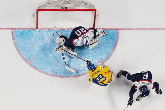 Sveriges Tim Söderlund skjuter in 2-0 bakom Slovakiens