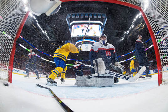 Sveriges Andreas Wingerli reagerar när 2-0-pucken från