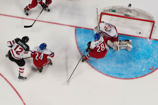 Kanadas Julien Gauthier skjuter in 4-2 bakom Tjeckiens