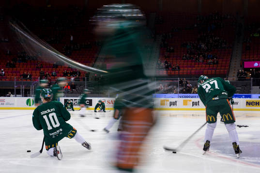 Färjestads Marcus Nilsson t.v. stretchar