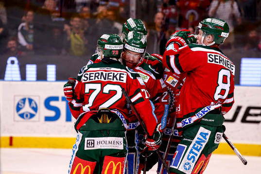 Frölundas Robin Figren  jublar med lagkamrater