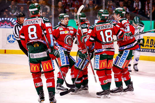 Frölundas Robin Figren  jublar med lagkamrater