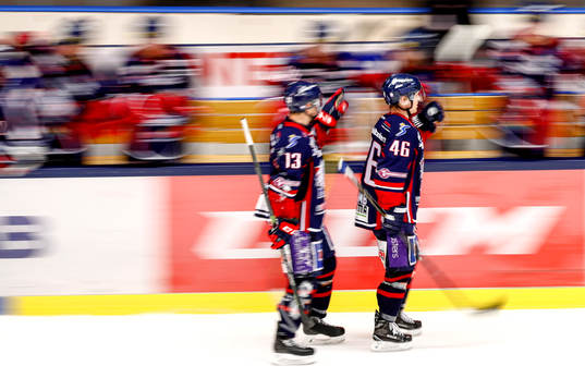Linköpings Mathis Olimb och Andrew Gordon jublar
